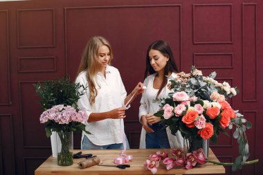 Fürist stüdyoda güzel bir buket yapar.