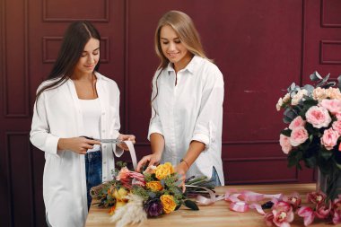 Fürist stüdyoda güzel bir buket yapar.