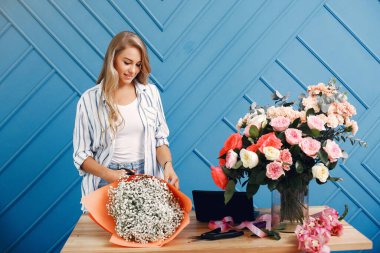 Fürist stüdyoda güzel bir buket yapar.