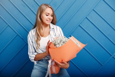 Fürist stüdyoda güzel bir buket yapar.