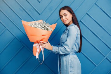 Fürist stüdyoda güzel bir buket yapar.