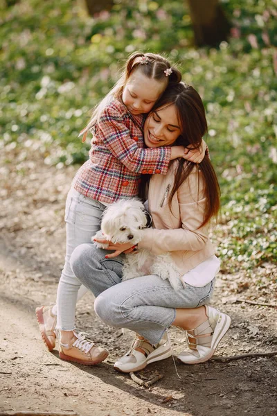 Mutter mit Tochter im Frühlingswald mit Hund — Stockfoto
