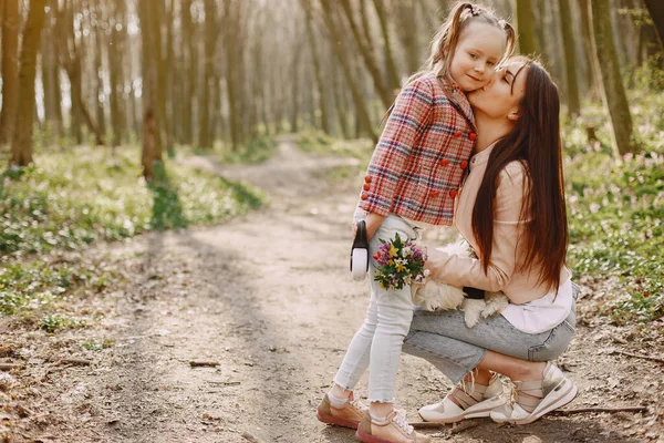 Mãe com filha em uma floresta de primavera com cão — Fotografia de Stock