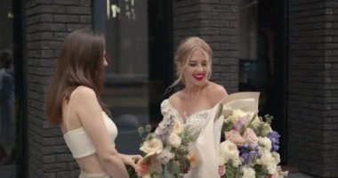 Şehirde poz veren zarif kadınlar.