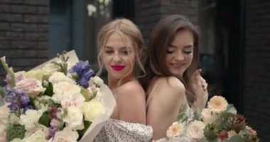 Şehirde poz veren zarif kadınlar.