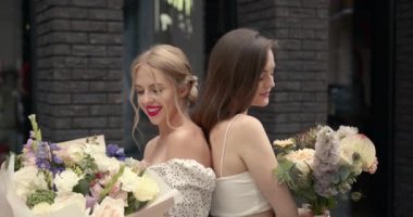 Şehirde poz veren zarif kadınlar.