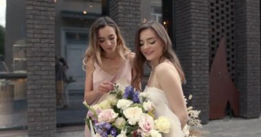 Şehirde poz veren zarif kadınlar.