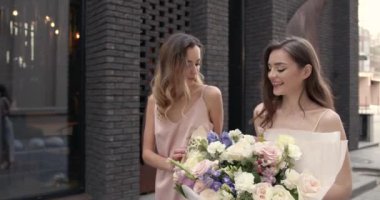 Şehirde poz veren zarif kadınlar.