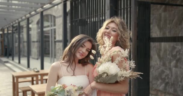 Wanita elegan dengan karangan bunga berpose di kota — Stok Video
