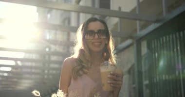 Genç güzel kız elinde bir buket çiçek tutuyor.