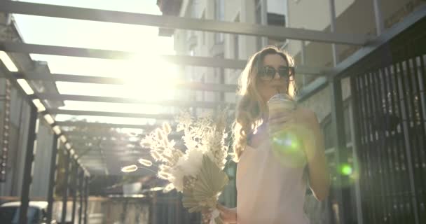Mladá krásná dívka drží kytici květin — Stock video