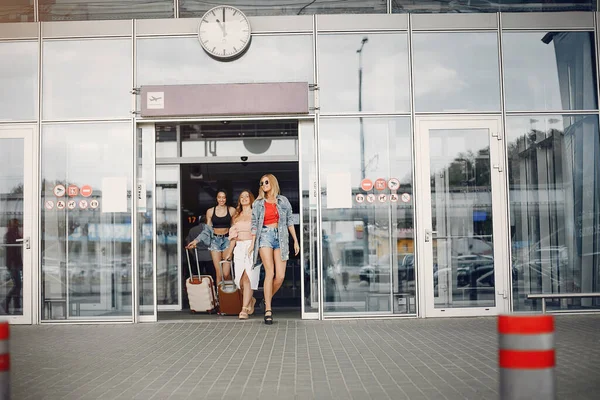 Три красиві дівчата стоять біля аеропорту — стокове фото