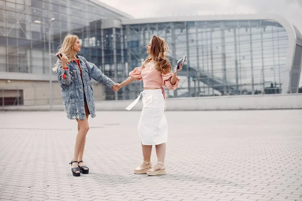 Elegantní a stylové dívky stojící v blízkosti letiště — Stock fotografie