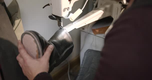 Αγνώριστος άνθρωπος ράψιμο δερμάτινα παπούτσια με μια μηχανή — Αρχείο Βίντεο