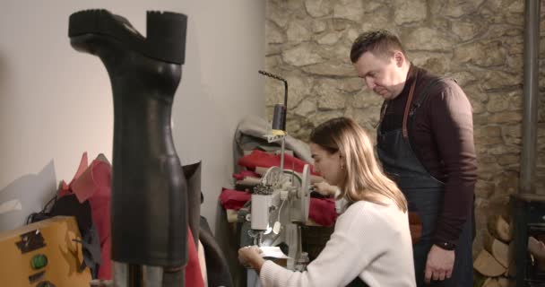 Pembuat sepatu wanita bekerja di bengkelnya. — Stok Video