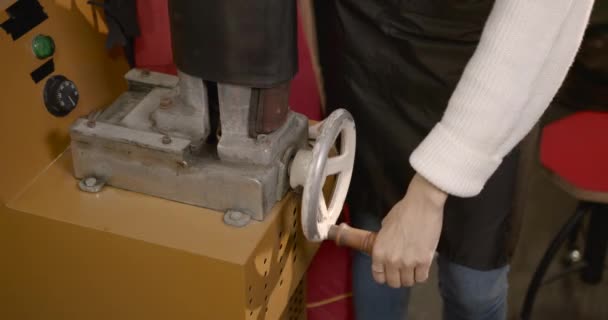 Femme cordonnier travaillant avec une botte dans un atelier — Video