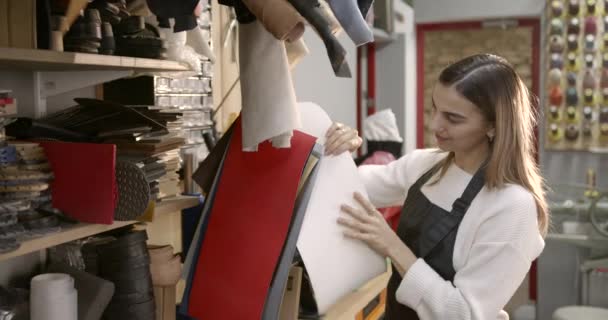 Femme faisant une sélection à partir de tissu dans un magasin — Video