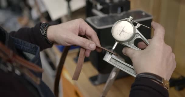 Handwerker, der in einer Werkstatt mit Leder arbeitet — Stockvideo