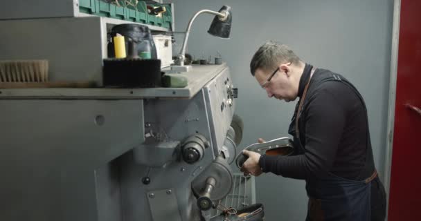 Handwerker bei der Arbeit mit Schuhen in einer Werkstatt — Stockvideo