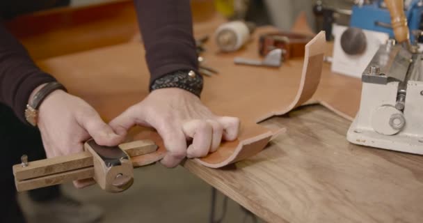 Craftsman working with leather in a workshop — Video Stock