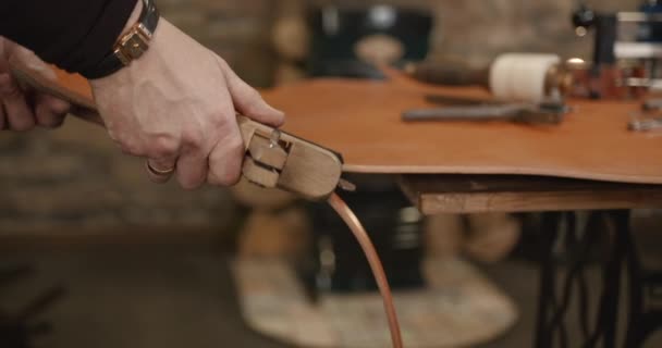 Craftsman working with leather in a workshop — Vídeo de stock
