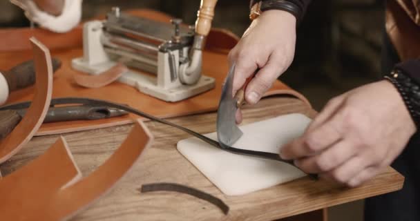 Mistr vyrábějící kožený opasek v dílně — Stock video