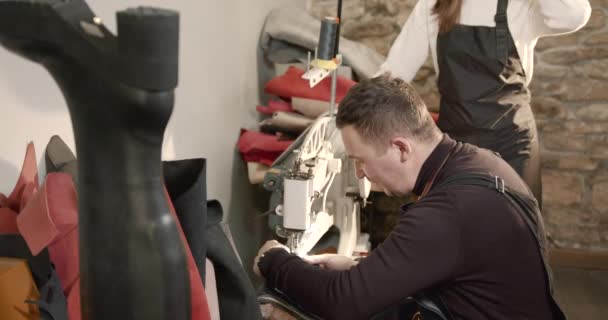 Craftsman working with leather in a workshop — ストック動画
