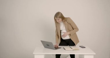 Ofiste dizüstü bilgisayarda çalışan hamile kadın