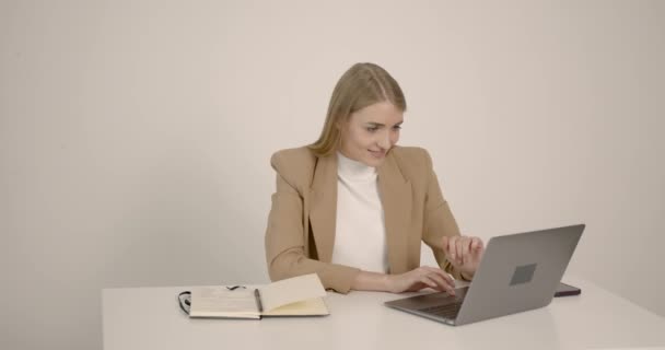 Genç iş kadını ev ofisinde dizüstü bilgisayarla çalışıyor. — Stok video