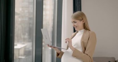 Ofiste dizüstü bilgisayarda çalışan hamile kadın