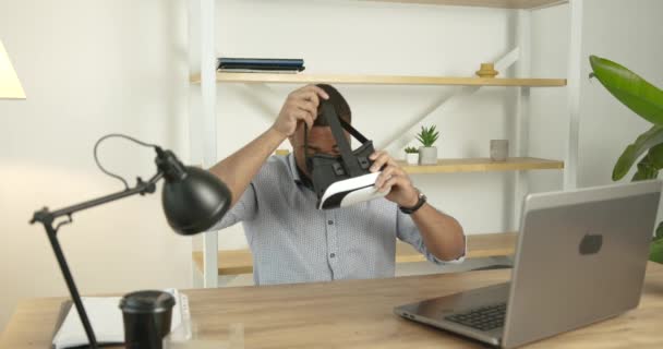 Young black man wears virtual reality glasses at office — Vídeo de Stock