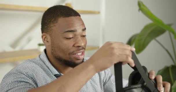 Young black man wears virtual reality glasses at office — Stock videók