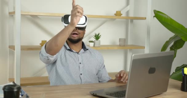 Young black man wears virtual reality glasses at office — Vídeo de Stock