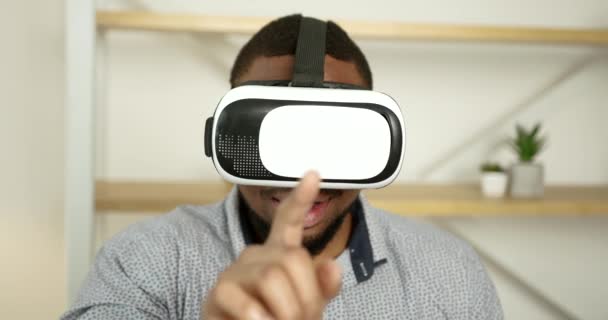 Young black man wears VR glasses at home — Vídeo de Stock