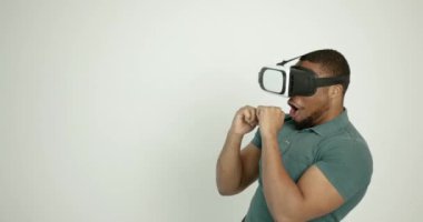 Sanal gerçeklik gözlüklü genç siyahi adam.