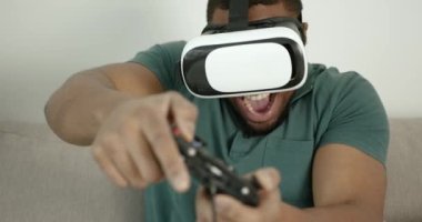 Video oyunu oynayan VR gözlüklü siyahi adam.