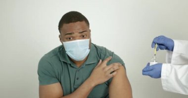 Omzundan aşı olan genç bir zenci.