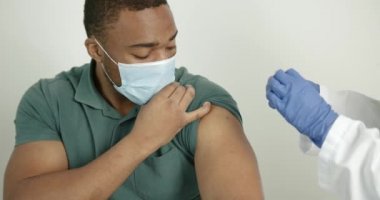 Omzundan aşı olan genç bir zenci.