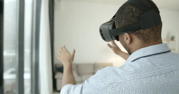 Rare view young black man uses virtual reality glasses — Vídeo de Stock