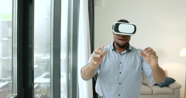 Молодий чорний чоловік використовує окуляри віртуальної реальності . — стокове відео