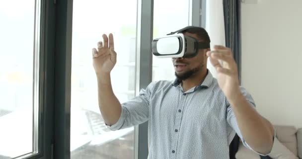 Yan bakış genç siyah adam sanal gerçeklik gözlüğü kullanıyor.. — Stok video