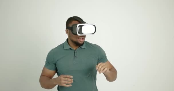 Young black man in virtual reality glasses — Vídeo de Stock
