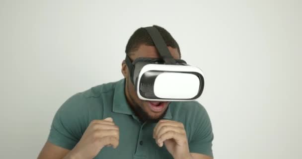 Jovem negro em óculos de realidade virtual — Vídeo de Stock