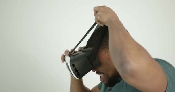 Young black man in virtual reality glasses — Vídeo de Stock