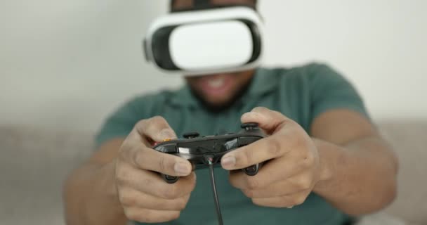 Black man in VR glasses playing video games — Vídeo de Stock