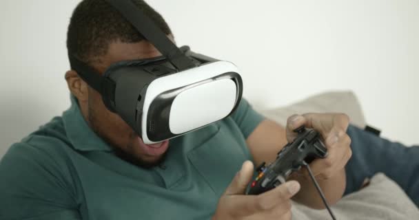 Zwarte man in VR bril spelen van video games — Stockvideo