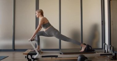 Makinede pilates yapan hamile bir model.