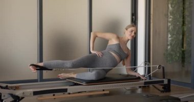 Makinede pilates yapan hamile bir model.