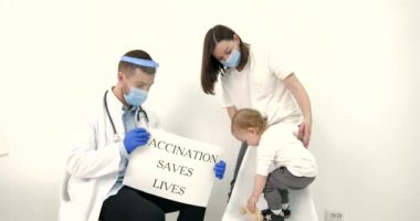 Bebek ve anne aşı için doktoru ziyaret ediyorlar.