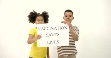 Aşılanmış beyaz arka planda afişi olan siyahi çocuklar